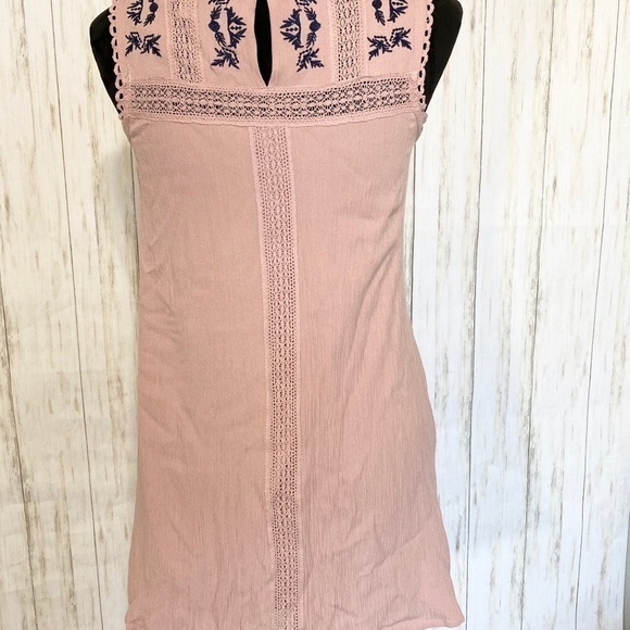 Francesca’s Blue Rain Brie Embroidered pink dress size small - Picture 5 of 7